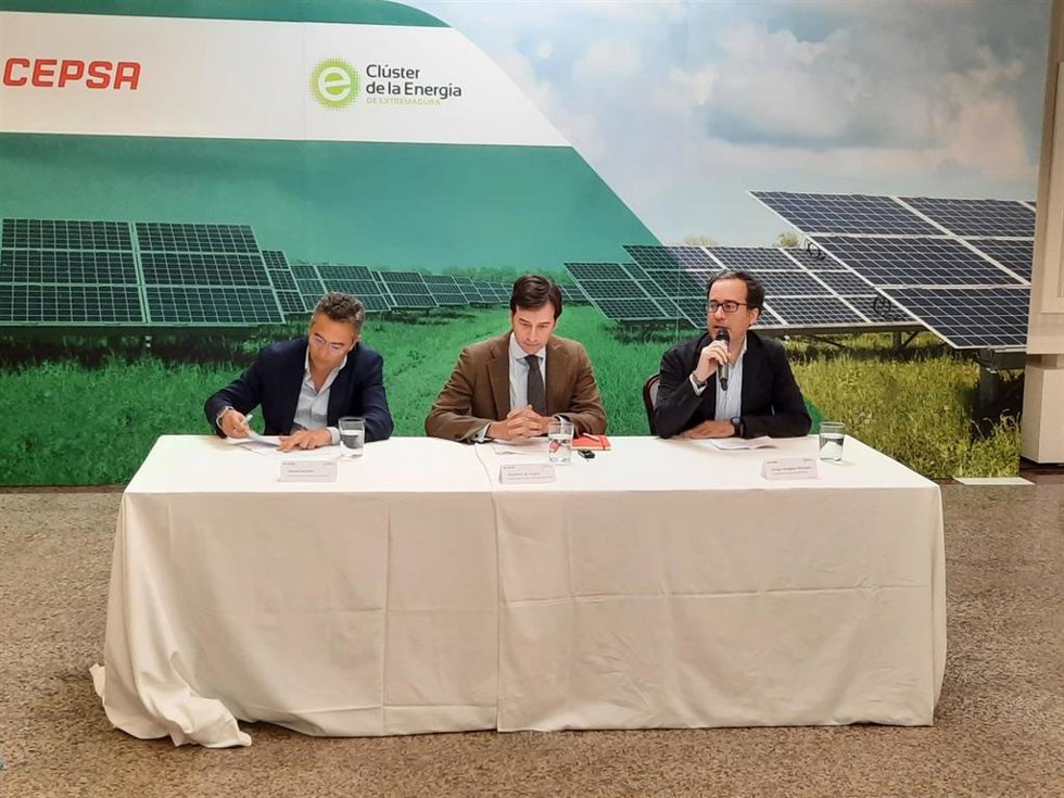 El presidente del Clúster de Extremadura, Vicente Sánchez, el director de Desarrollo de Proyectos Fotovoltaicos de Cepsa, Gerónimo de Angulo, y el director de Comunicación de Cepsa, Enrique Rodríguez,en la presentación de fotovoltaicas en Mérida y La Na