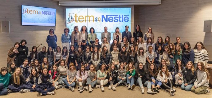 Las alumnas que han participado en el STEM@Nestlé junto a las profesionales de la empresa.