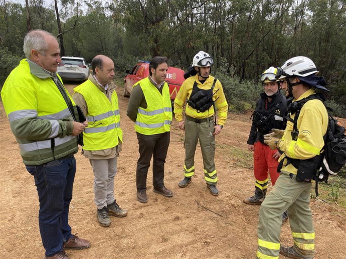 El delegado de Sostenibilidad, Medio Ambiente y Economía Azul de la Junta en Huelva, Pedro Yórquez, durante la supervisión de la actividad del Infoca y la UME  en el monte público Alto de Los Barreros, en Zalamea la Real.