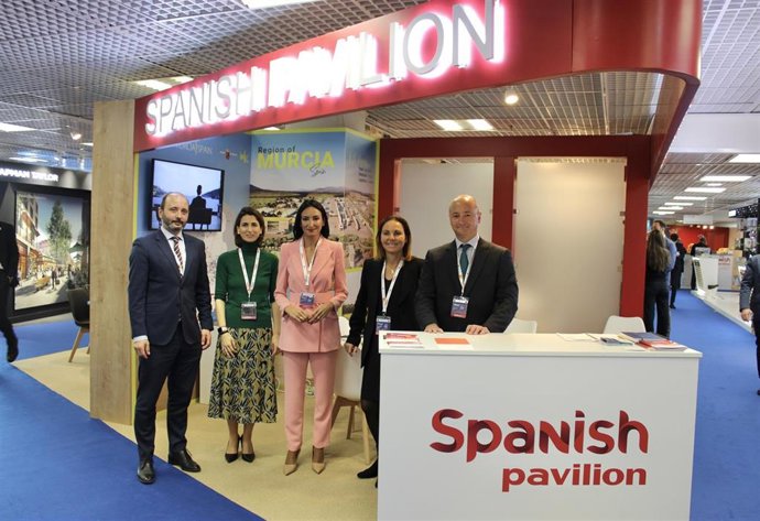 Archivo - La consejera de Empresa, Economía Social y Autónomos, Valle Miguélez, junto con el director del INFO, Joaquín Gómez, en el estand de la Región de Murcia de la Feria Internacional Mipim