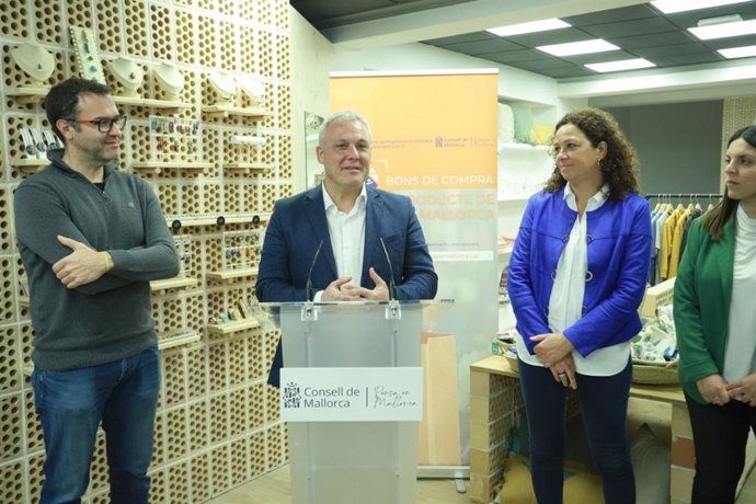 La presidenta del Consell, Catalina Cladera, y el conseller de Promocioón Económica y Desarrollo Local, Jaume Alzamora, presentan la campaña 'Bonos descuento Producto de Mallorca'.