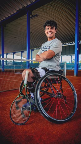 Imagen del deportista de élite y campeón de tenis en silla de ruedas cordobés, Cisco García.