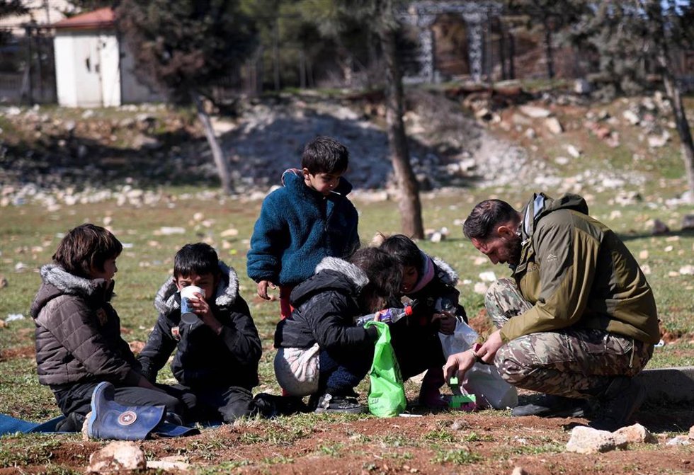 Menores desplazados por el terremoto en Alepo, Siria