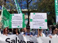 Delegados de Satse se concentran ante el SAS para exigir la retirada de la orden que "privatiza" la atención primaria
