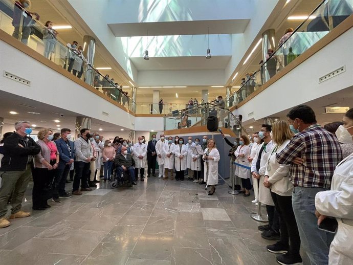 Profesionales, pacientes, familiares, y asociaciones asisten en el Clínico de Málaga a un acto en memoria por los fallecidos en la pandemia