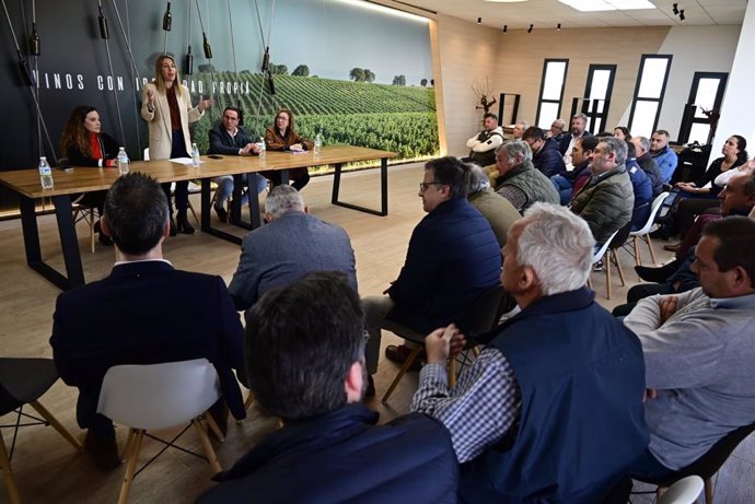 La presidenta del PP de Extremadura, María Guardiola, se reúne con representantes del sector del vino