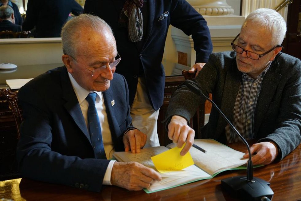 El alcalde de Málaga, Francisco de la Torre, recibe una donación realizada al Consistorio por parte de William Piper, un sobrino nieto de Gerald Brenan