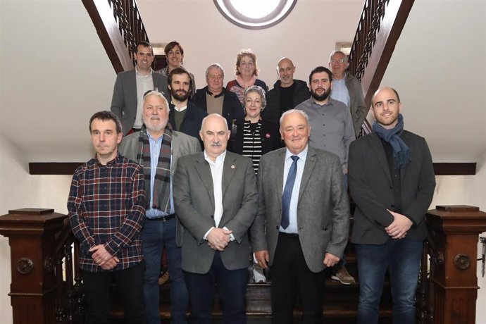 Foto de grupo de los representantes que han participado en la presentación