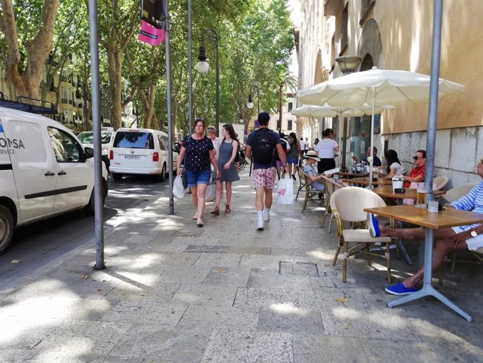 Archivo - Turistas paseando por el centro de Palma en verano.