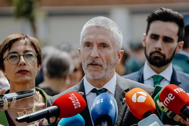 Archivo - El ministro de Interior, Fernando Grande-Marlaska, junto con la directora de la Guardia Civil, María Gamez