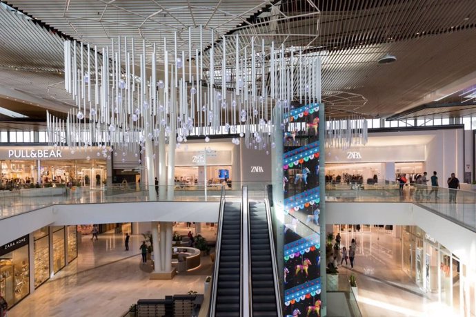 Archivo - Interior del centro comercial Lagoh de Sevilla.