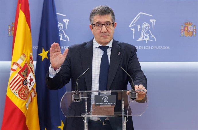 El portavoz del PSOE en el Congreso, Patxi López, durante una rueda de prensa posterior a la reunión de la Junta de Portavoces, en el Congreso de los Diputados, a 7 de marzo de 2023, en Madrid (España).