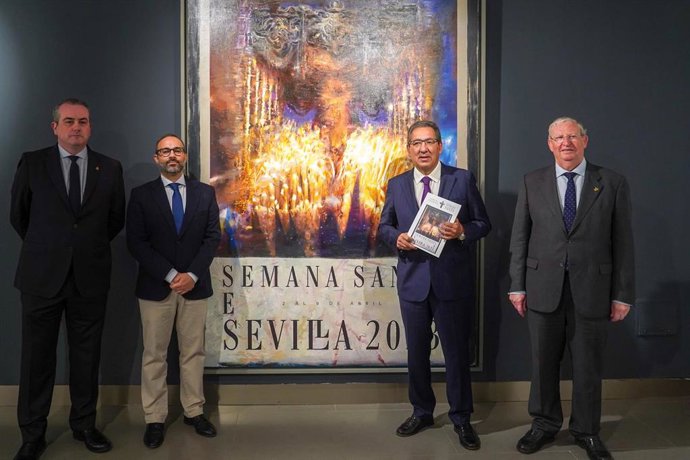 Archivo - El pintor sevillano Daniel Franca, (2i) junto al presidente de la Fundación Cajasol, Antonio Pulido, (2d) el presidente del Consejo General de Hermandades y Cofradías de Sevilla, Francisco Vélez, (d) y el comisario de la exposición , Francisco