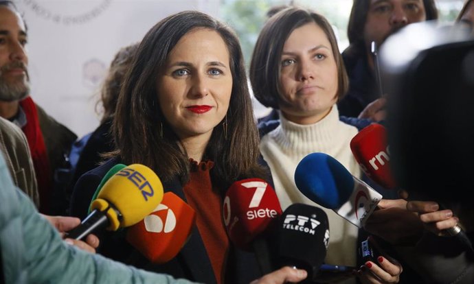 La ministra de Derechos Sociales, Ione Belarra, atiende a la prensa durante el encuentro 'Nuevos derechos. Presente y futuro de los servicios sociales' en la Facultad de Ciencias del Trabajo, a 2 de marzo de 2023 en Córdoba, (Andalucía, España). 