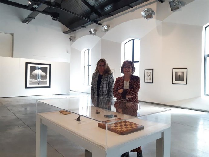 La concejala de Promoción Cultural, Evelia Fernández, y la comisaria de la muestra, Oliva Rubio, durante la inauguración de la muestra