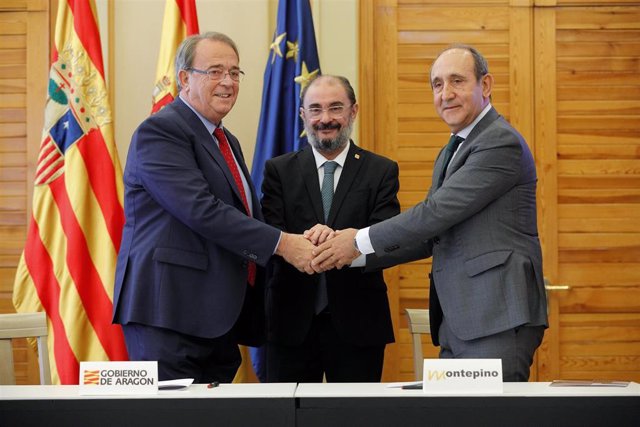 El presidente de Aragón, Javier Lambán, asiste a la firma de la venta de los terrenos de la antigua Universidad Laboral.