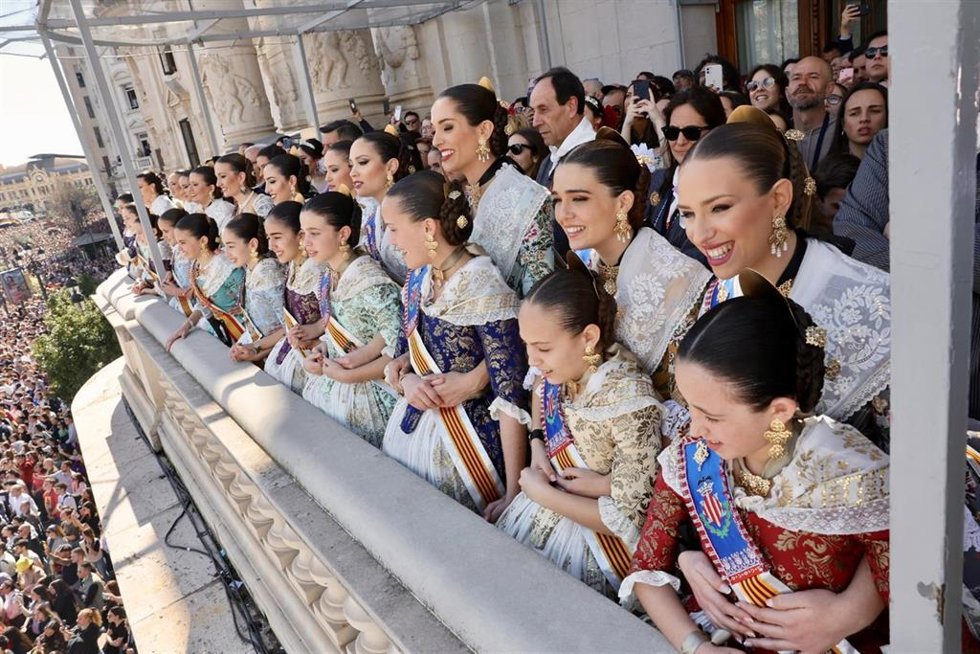Imagen de las Falleras Mayores de Valncia 2023 y sus cortes de honor en el balcón del Ayuntamiento de la ciudad para presenciar una 'masclet'.