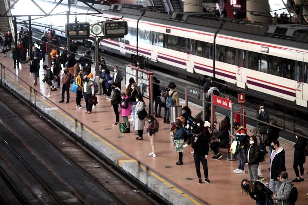 Archivo - Viajeros esperan en uno de los andenes de Cercanías de la estación de tren de Atocha