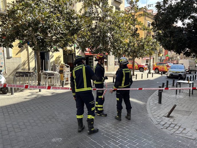 Bomberos trabajando en el entorno del edificio afectado.