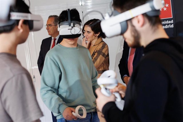 La presidenta de la Comunidad de Madrid, Isabel Díaz Ayuso, durante una visita al instituto de Formación Profesional Dual Luis Vives de Leganés, a 14 de marzo de 2023, en Leganés, Madrid (España). Ayuso ha visitado este centro educativo con motivo del déc