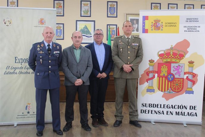 El subdelegado de Defensa en Málaga, Eduardo Llorente, ha presentado la muestra este martes en la sede de la Mancomunidad junto al presidente de la institución, José Juan Jiménez, y el alcalde de Macharaviaya, Antonio Campos.
