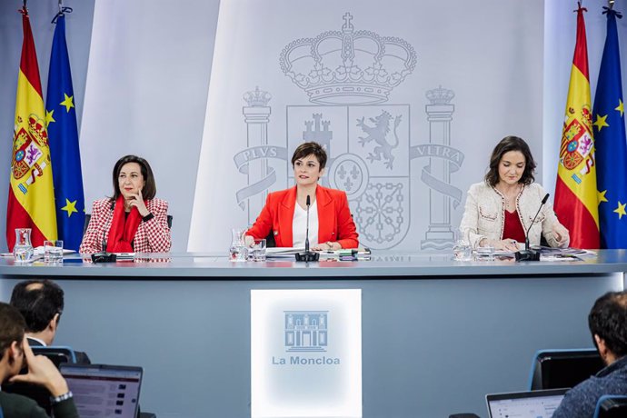 (I-D) La ministra de Defensa, Margarita Robles, la ministra de Política Territorial y portavoz del Gobierno, Isabel Rodríguez, y la ministra de Industria, Comercio y Turismo, Reyes Maroto, comparecen tras el Consejo de Ministros en Moncloa, a 14 de marz