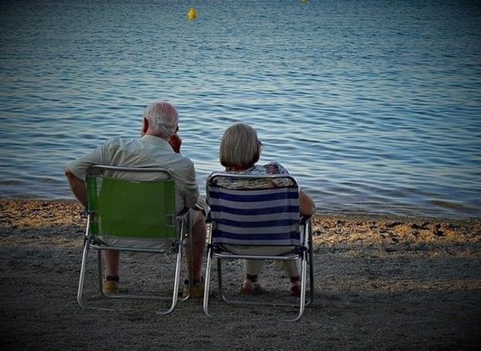 Archivo - Una pareja de mayores en la playa.