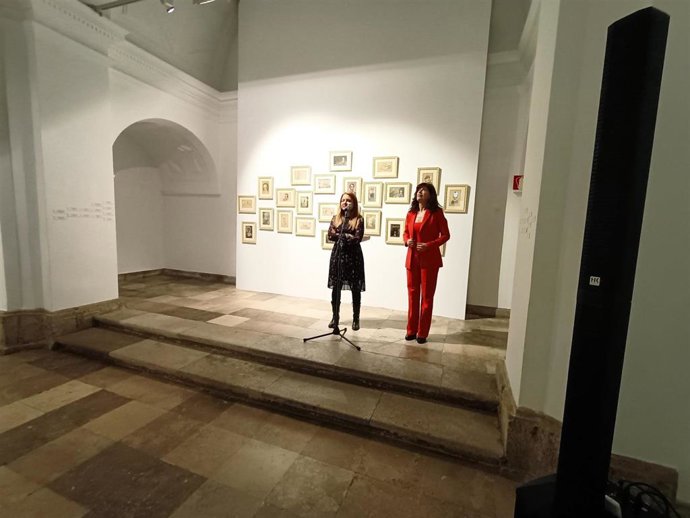La concejala de Cultura y Turismo, Ana Redondo, ha sido la encargada de inaugurar este martes la exposición, acompañada por la comisaria de esta, Antonella Montinaro, durante la inauguración de la exposición
