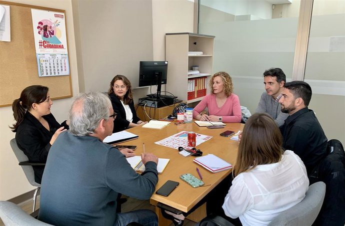 La candidata a la Alcaldía, Susana Hornillo, el número dos, Ismael Sánchez, y el coordinador de Más País Sevilla, Fernando Pavón, con el comité de empresa de Emvisesa.