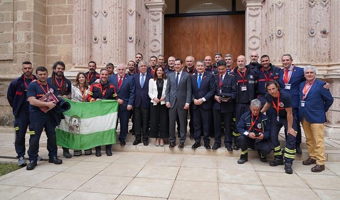 Foto de familia en el Parlamento andaluz tras la aprobación de la Ley de Emergencias de Andalucía.