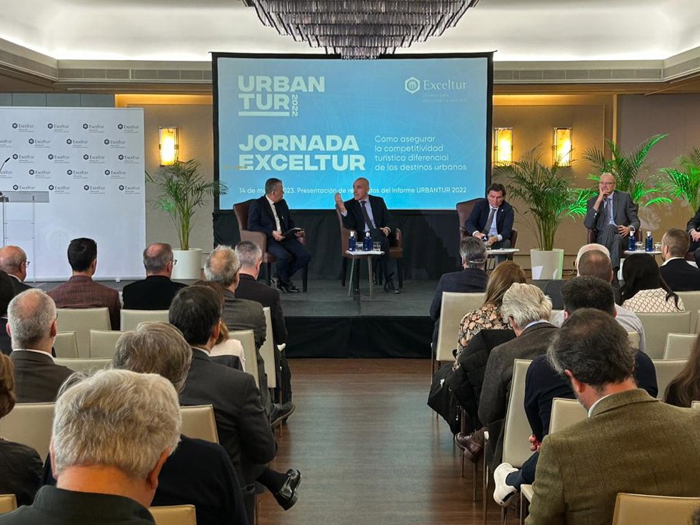 El alcalde de Sevilla, Antonio Muñoz, participa en una jornada sobre turismo y destinos urbanos organizada por Exceltur