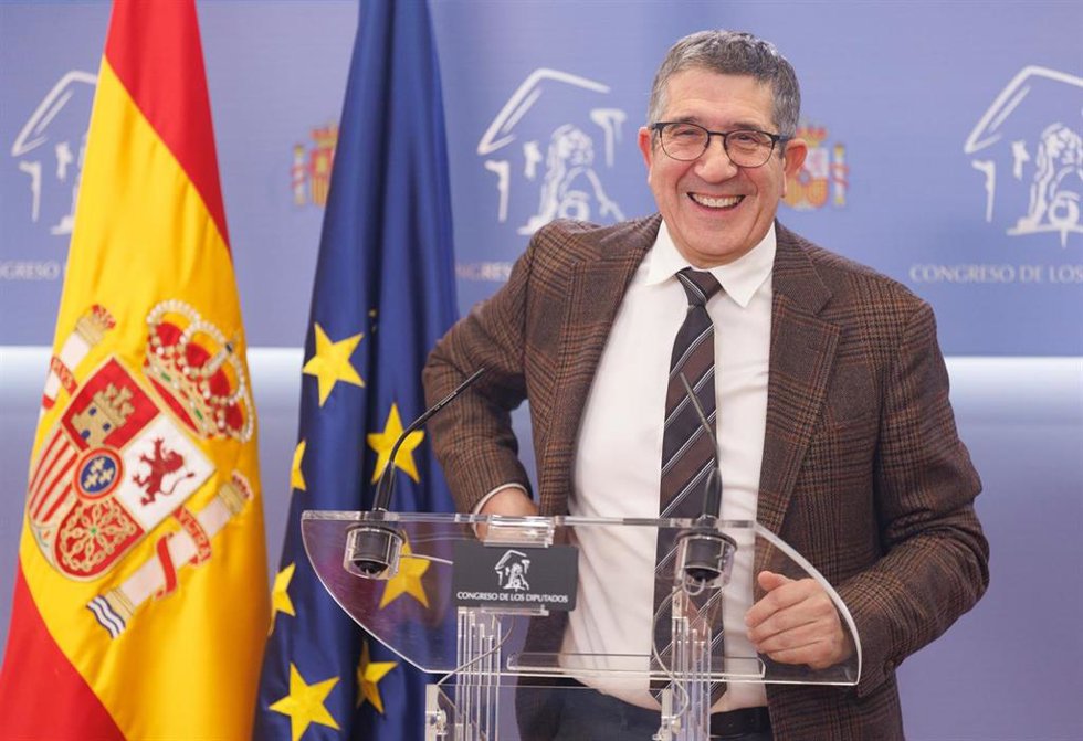 El portavoz del PSOE en el Congreso, Patxi López, durante una rueda de prensa anterior a la reunión de la Junta de Portavoces, en el Congreso de los Diputados