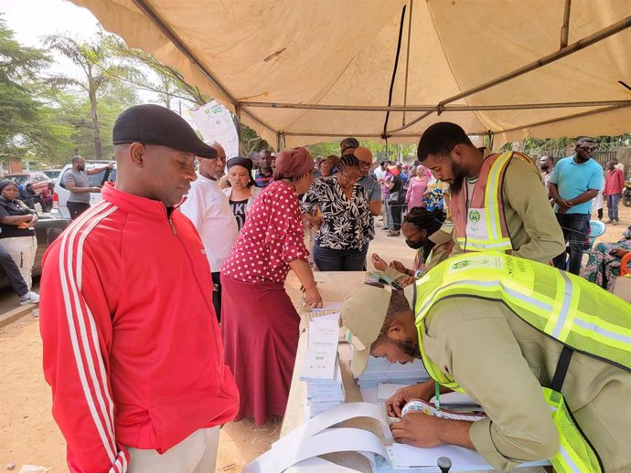 Un grupo de personas en un colegio electoral en Abuya durante las elecciones presidenciales y parlamentarias en Nigeria