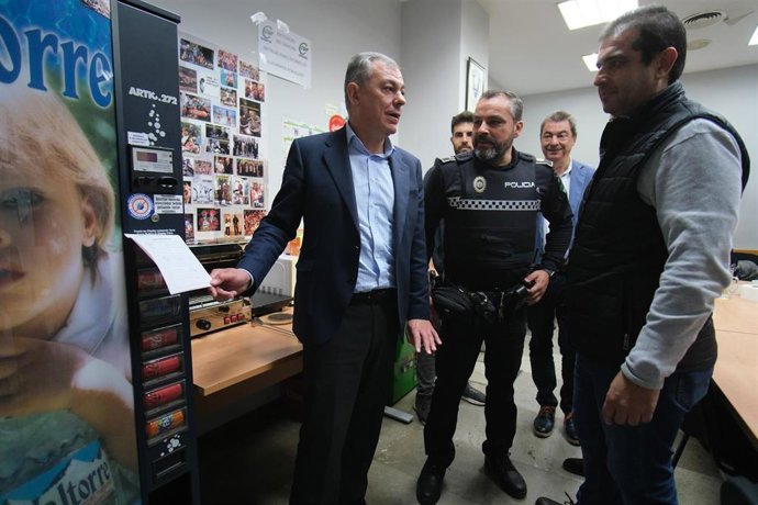El candidato del PP a la Alcaldía de Sevilla, José Luis Sanz, primero por la derecha, en las dependencias de la Policía Local en el Distrito Macarena.
