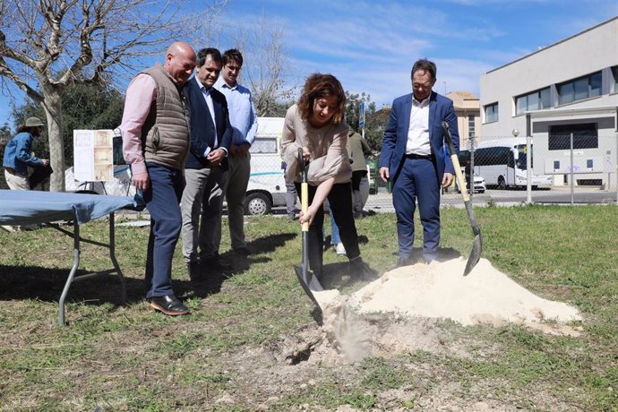 La presidenta del Govern, Francina Armengol, coloca la primera piedra de una nueva promoción de 15 viviendas públicas en Binissalem, que se destinarán a alquiler social.