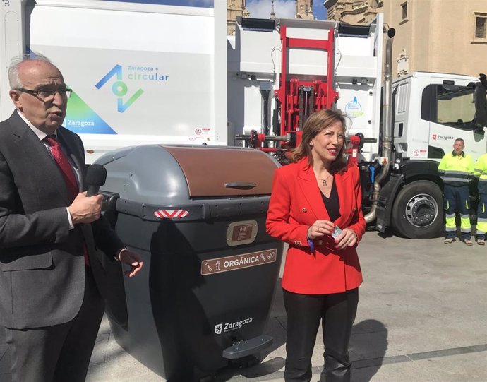 La consejera municipal de Servicios Públicos y Movilidad, Natalia Chueca, y el director general de FCC Medio Ambiente, Jordi Payet, presentan los nuevos vehículos de la contrata de limpieza pública