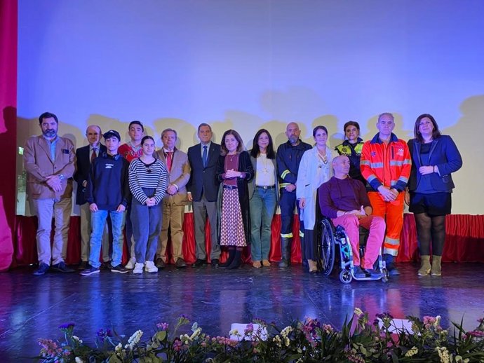 La delegada territorial de Salud y Consumo, María Jesús Botella, junto al delegado de Desarrollo Educativo y Formación Profesional, José Francisco Viso, asisten al 'Road Show' en Bujalance.