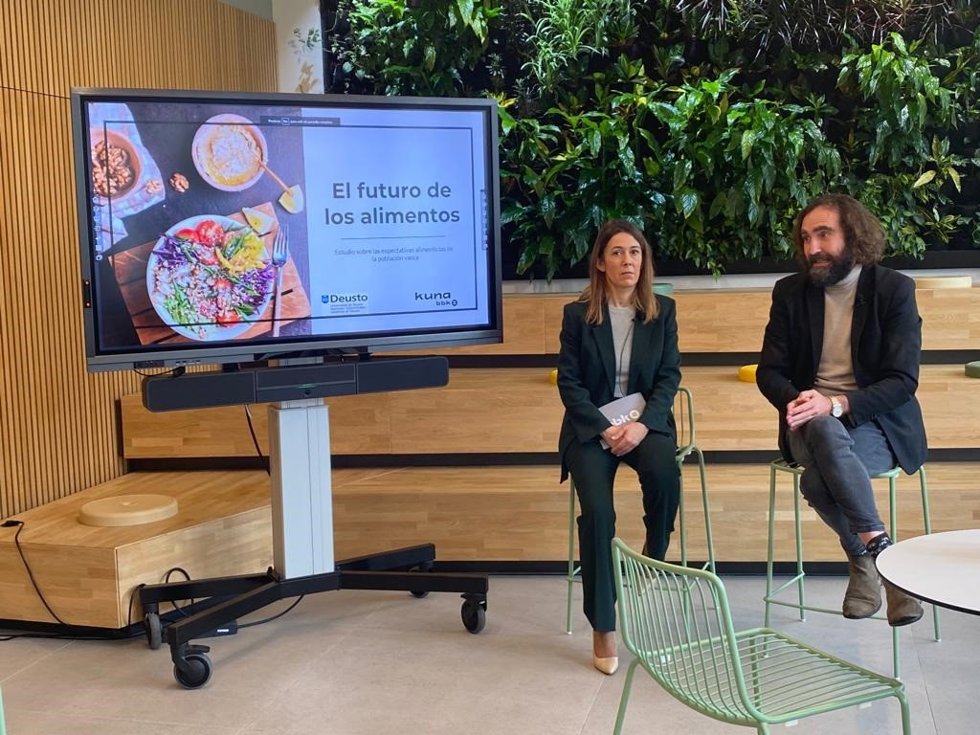 Nora Sarasola y Braulio Gómez presentan la segunda edición de 'Habitantes del Futuro'.