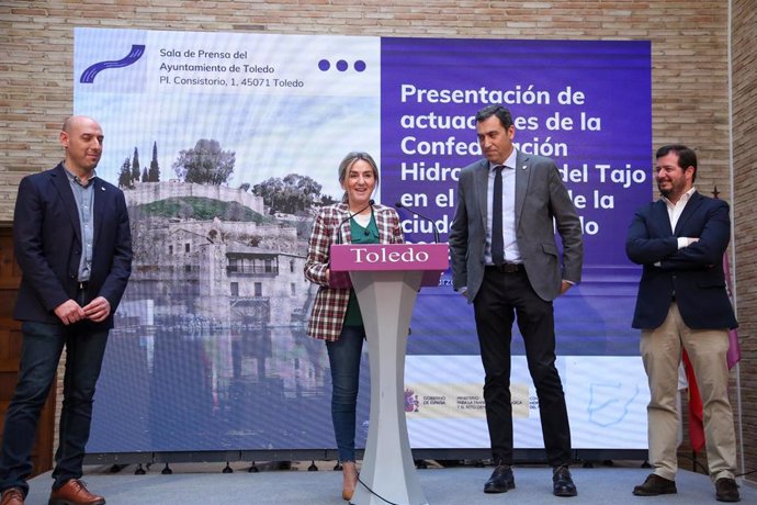 La alcaldesa de Toledo, Milagros Tolón, y el presidente de la Confederación Hidrográfica del Tajo, Antonio Yáñez