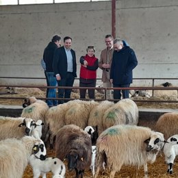 El consejero de Agricultura en la visita.