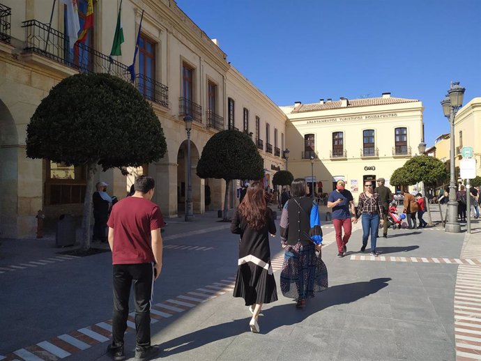 Archivo - Turistas en Ronda (Málaga).