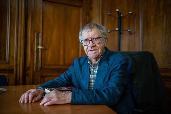 El hispanista Ian Gibson posa durante una rueda de prensa tras recibir el premio Comillas de memorias por su libro 'Un carmen en Granada', a 14 de marzo de 2023, en Madrid (España). El hispanista Ian Gibson ha ganado el XXXV Premio Comillas de Historia,