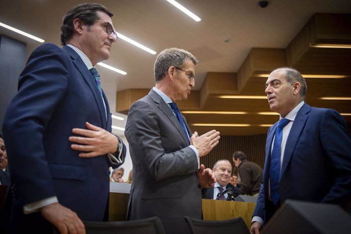 (I-D) El presidente de la CEOE, Antonio Garamendi; el presidente del PP, Alberto Núñez Feijóo, y el presidente de ATA, Lorenzo Amor, conversan a su llegada al IV Foro Emprendedores y Autónomos, organizado por ATA, a 14 de marzo de 2023, en Madrid (Españ