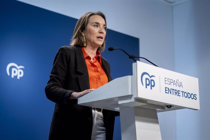 La secretaria general del Partido Popular, Cuca Gamarra, durante una reunión con los grupos parlamentarios del Congreso, Senado y Parlamento Europeo para abordar iniciativas y exigir transparencia al Ejecutivo por el caso Tito Berni, en la sede del PP