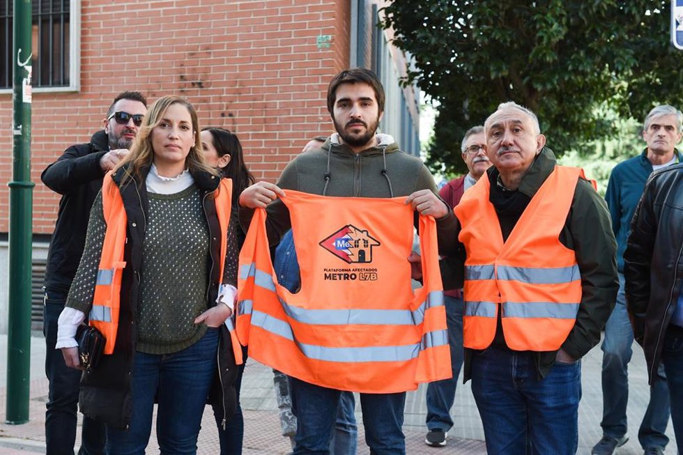 (I-D) La secretaria general de UGT Madrid, Marina Prieto; el portavoz de la Plataforma de Afectados por Metro en San Fernando de Henares, Alejandro Escribano y el secretario general de UGT, Pepe Álvarez, posan durante su visita a las viviendas afectadas