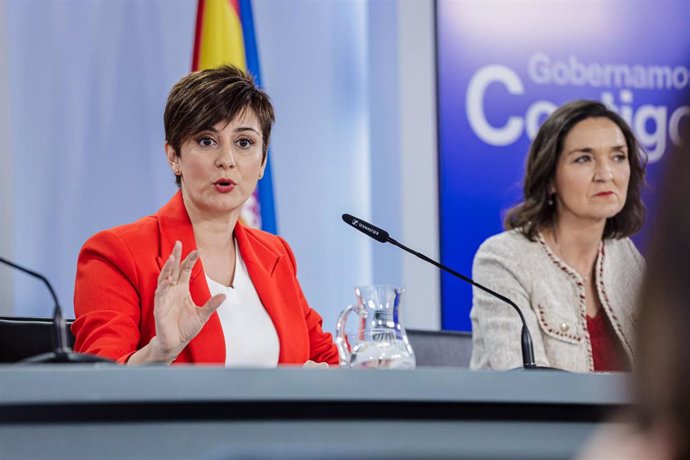 La ministra de Política Territorial y portavoz del Gobierno, Isabel Rodríguez (i), y la ministra de Industria, Comercio y Turismo, Reyes Maroto (d), comparecen tras el Consejo de Ministros en Moncloa, a 14 de marzo de 2023, en Madrid (España). El Consej