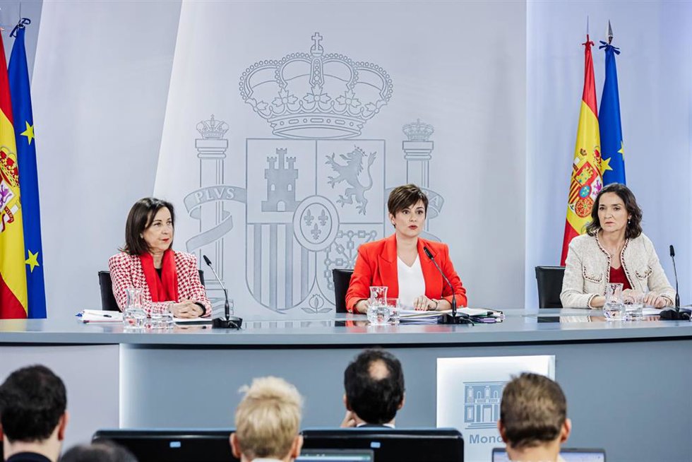 (I-D) La ministra de Defensa, Margarita Robles, la ministra de Política Territorial y portavoz del Gobierno, Isabel Rodríguez, y la ministra de Industria, Comercio y Turismo, Reyes Maroto, comparecen tras el Consejo de Ministros en Moncloa