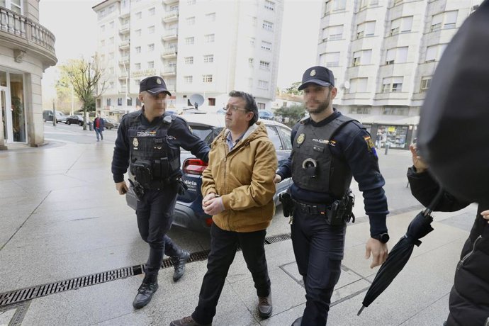 Dos agentes de Policía Nacional llevan al acusado de un triple crimen, José Luis Abet, al juicio que arranca hoy en la Audiencia Provincial de Pontevedra, a 6 de marzo de 2023, en Pontevedra, Galicia, (España). Tras formarse el jurado popular, José Luis