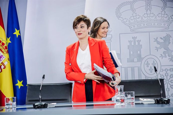 La ministra de Política Territorial y portavoz del Gobierno, Isabel Rodríguez (i), y la ministra de Industria, Comercio y Turismo, Reyes Maroto (d), a su llegada a su comparecencia tras el Consejo de Ministros en Moncloa, a 14 de marzo de 2023, en Madri