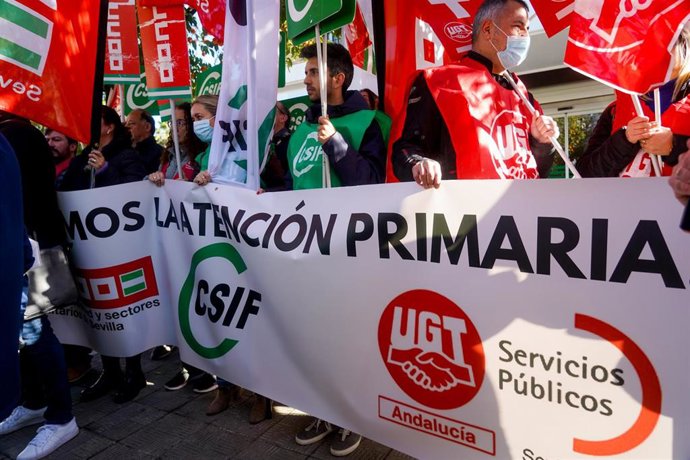 Archivo - CCOO, UGT y CSIF vuelven a movilizarse por la atención primaria, foto de recurso